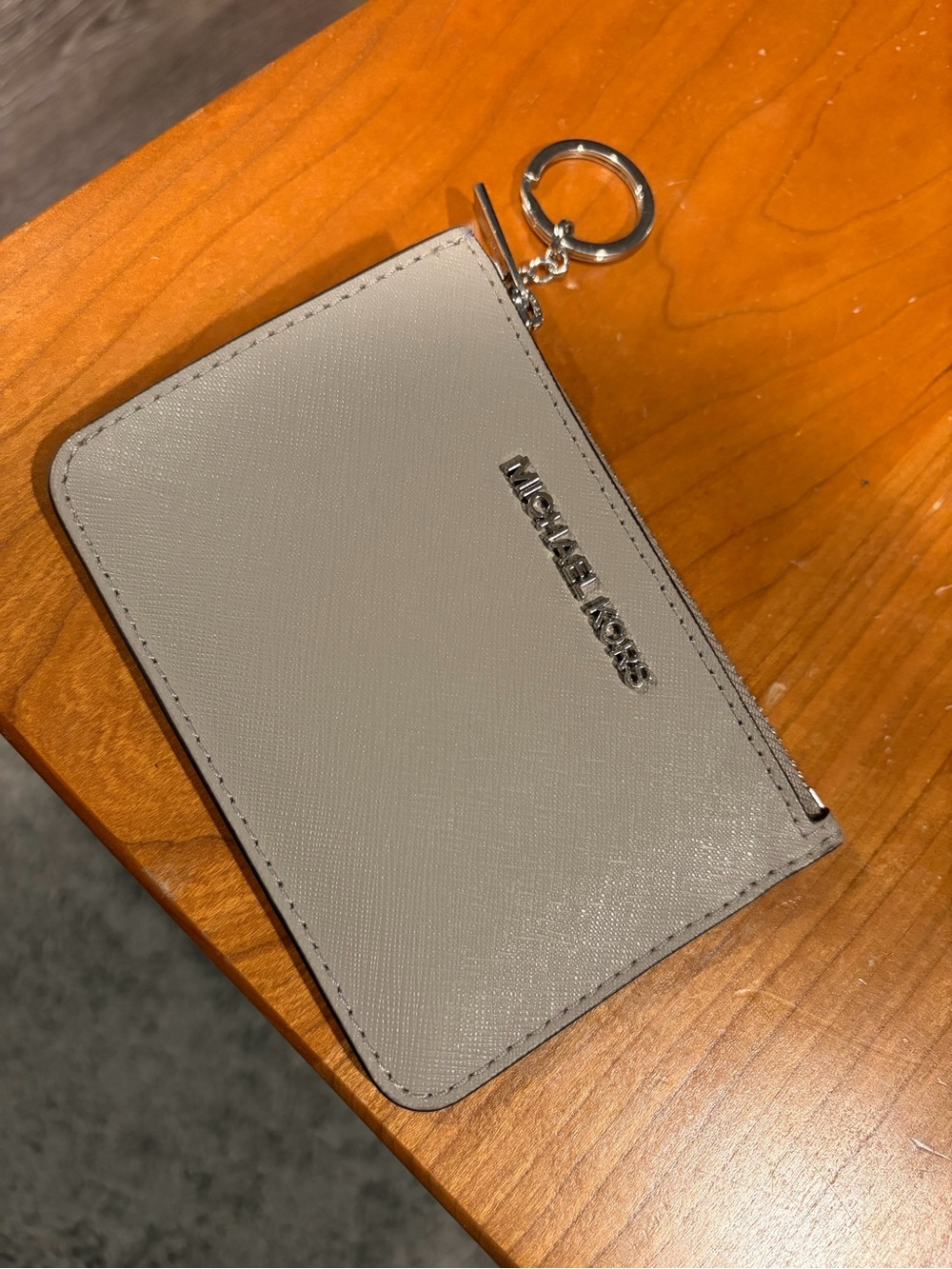 Michael Kors Jet Set Travel Coin
Pouch pearl grey